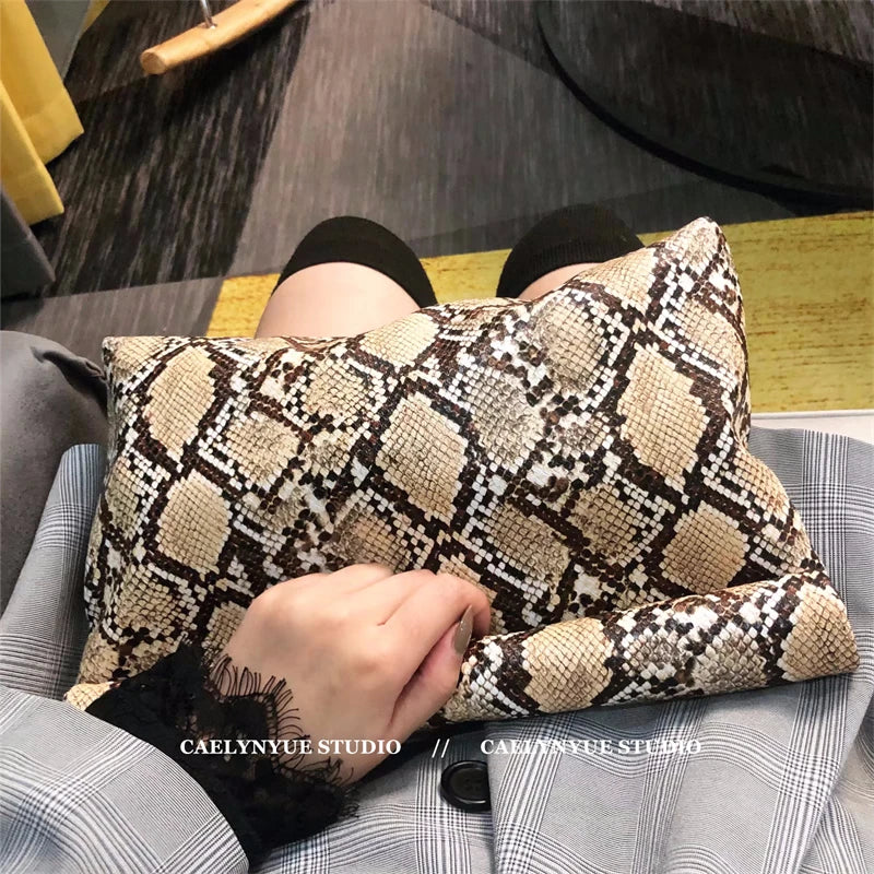 Simple Snake Pattern Rolled Edge Clutch Bag Women Handbag Retro Casual Makeup Bag Women Envelope Bag