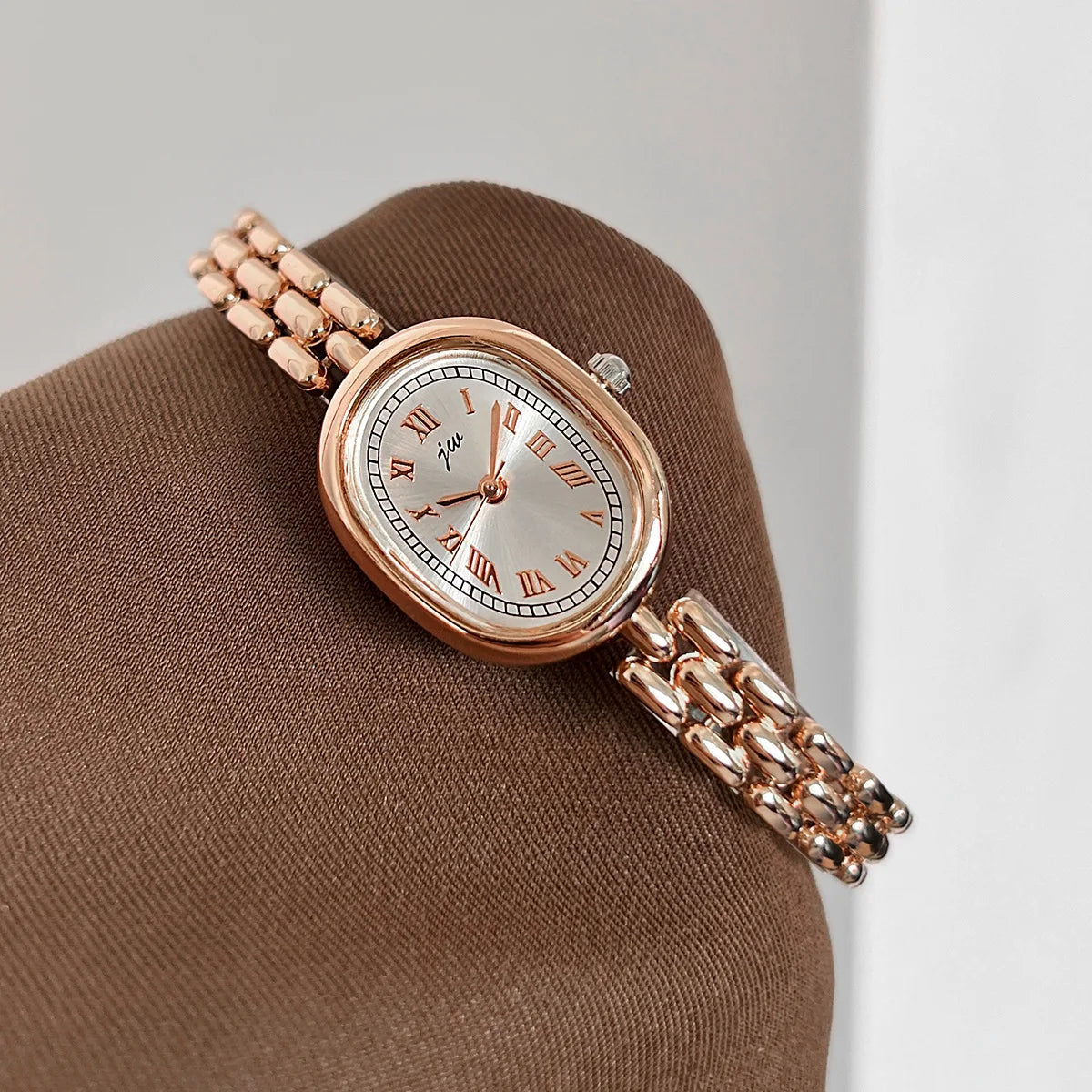 Ladies' Watches: Simple, Niche, High Aesthetic, Artistic, Versatile Oval-Shaped Female Fashionable Quartz Clock Wristwatches