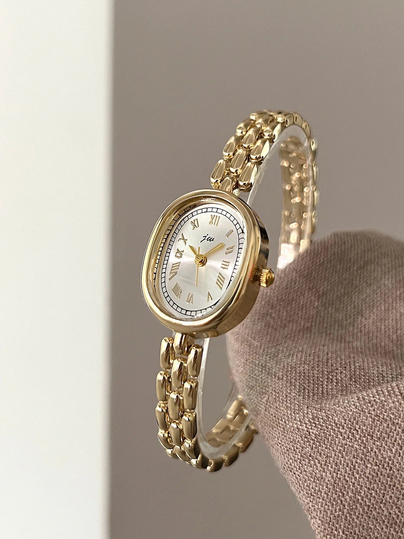 Ladies' Watches: Simple, Niche, High Aesthetic, Artistic, Versatile Oval-Shaped Female Fashionable Quartz Clock Wristwatches