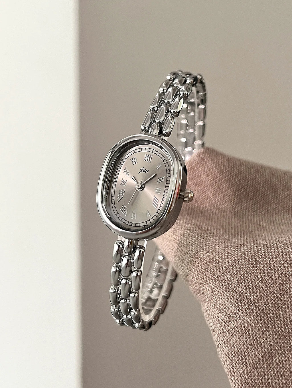 Ladies' Watches: Simple, Niche, High Aesthetic, Artistic, Versatile Oval-Shaped Female Fashionable Quartz Clock Wristwatches