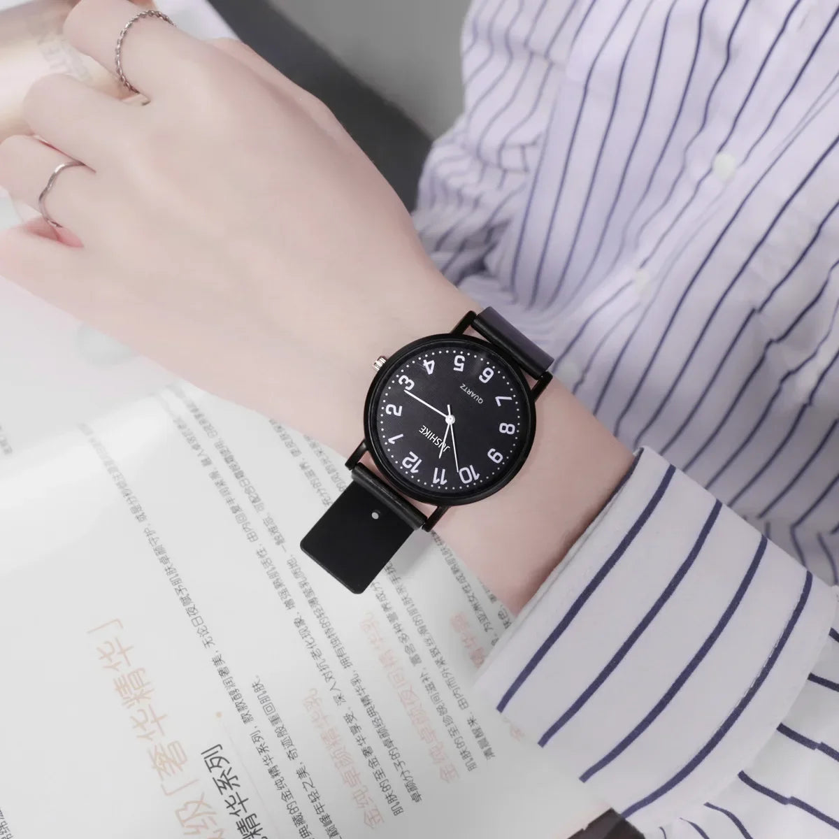 Simple Black White Women Quartz Watches Minimalist Design Silicone Strap Bracelet Wristwatch Women's Fashion Dress Watch Gifts