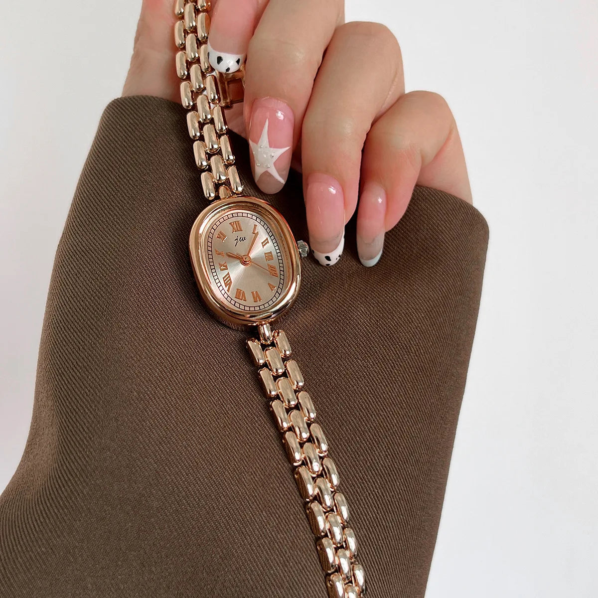 Ladies' Watches: Simple, Niche, High Aesthetic, Artistic, Versatile Oval-Shaped Female Fashionable Quartz Clock Wristwatches