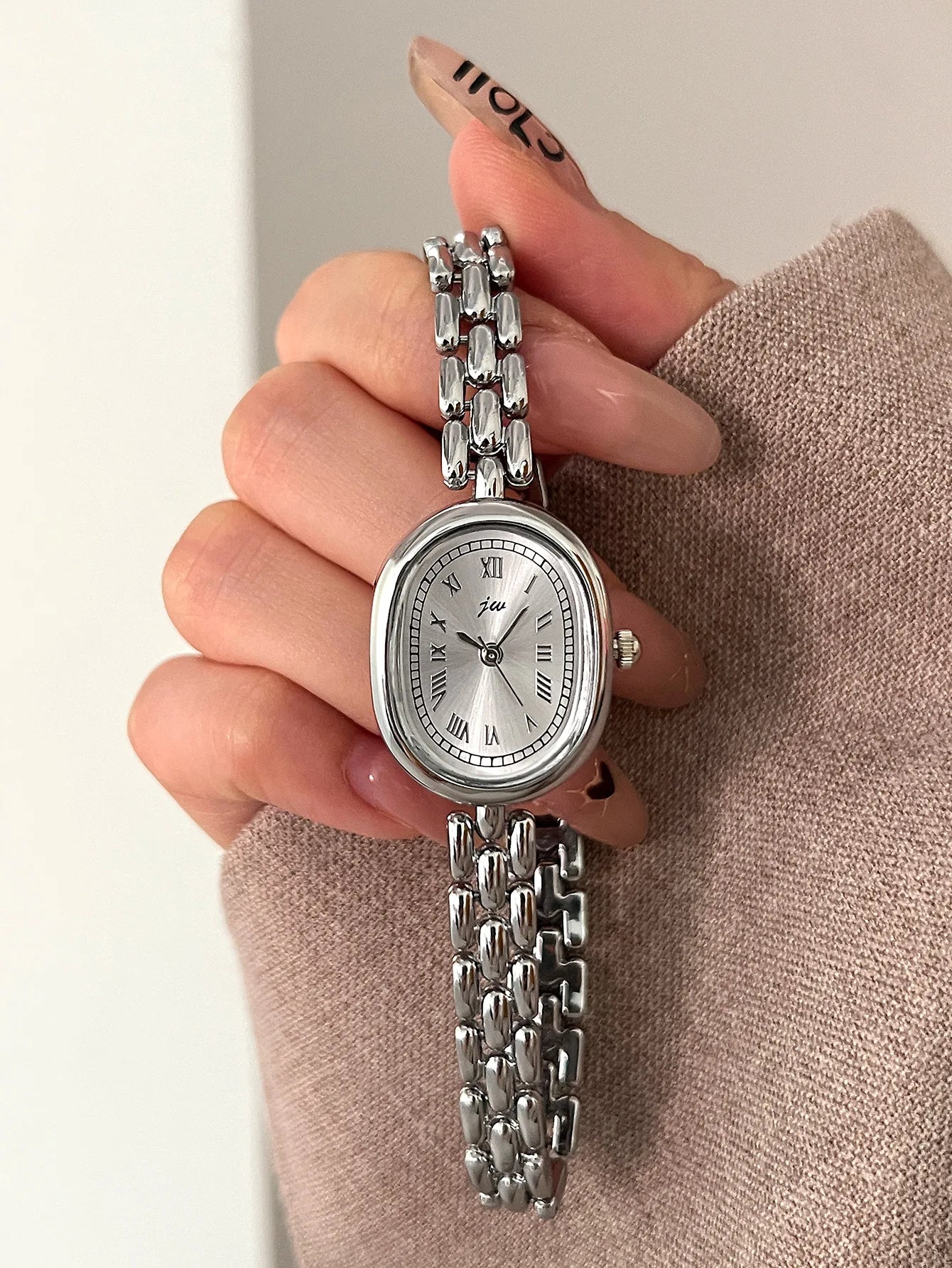 Ladies' Watches: Simple, Niche, High Aesthetic, Artistic, Versatile Oval-Shaped Female Fashionable Quartz Clock Wristwatches