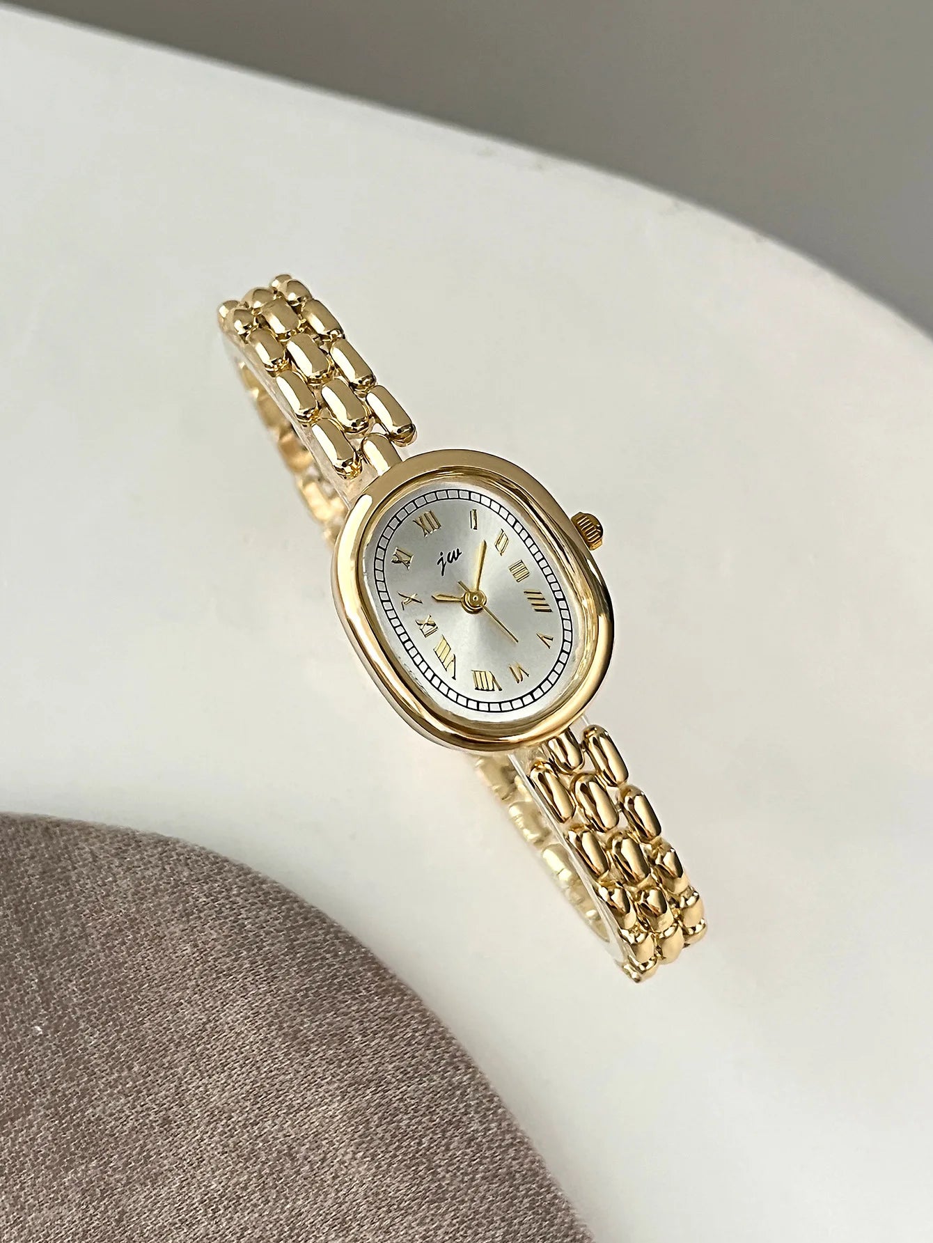 Ladies' Watches: Simple, Niche, High Aesthetic, Artistic, Versatile Oval-Shaped Female Fashionable Quartz Clock Wristwatches