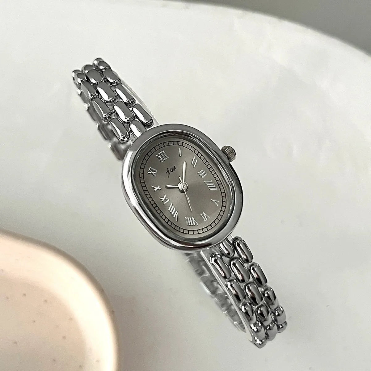 Ladies' Watches: Simple, Niche, High Aesthetic, Artistic, Versatile Oval-Shaped Female Fashionable Quartz Clock Wristwatches